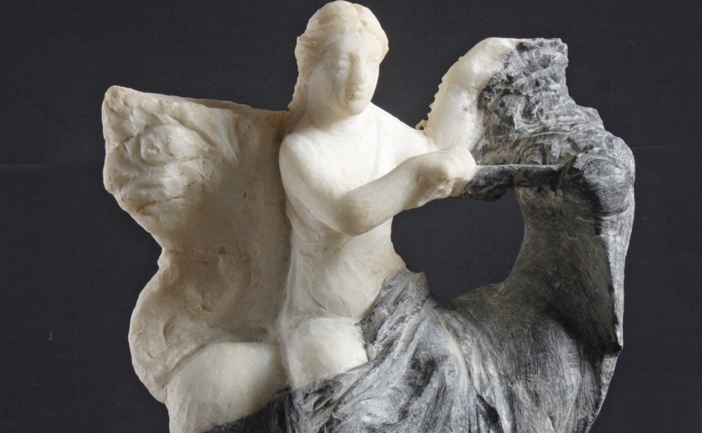 Siyah ve beyaz mermer damarının bir arada kullanıldığı boğa üzerinde Europe heykelciği. MS. 4. Yüzyıl